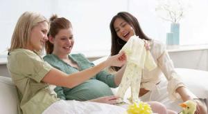 Оригинальные и недорогие идеи подарков для беременной подруги на день рождения